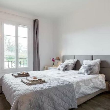 Stylish White And Red Apartments Ζουάν λε Πιν Εξωτερικό φωτογραφία