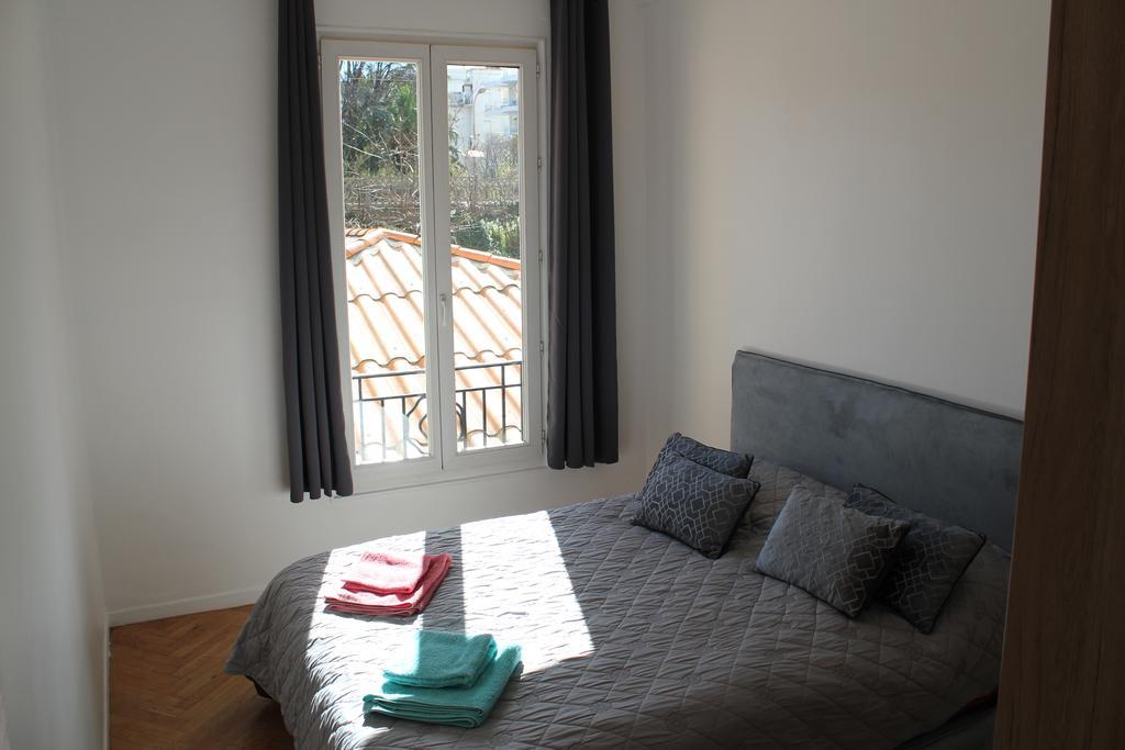 Stylish White And Red Apartments Ζουάν λε Πιν Εξωτερικό φωτογραφία