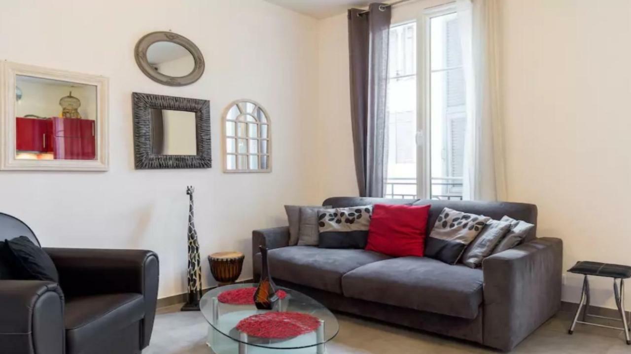 Stylish White And Red Apartments Ζουάν λε Πιν Εξωτερικό φωτογραφία