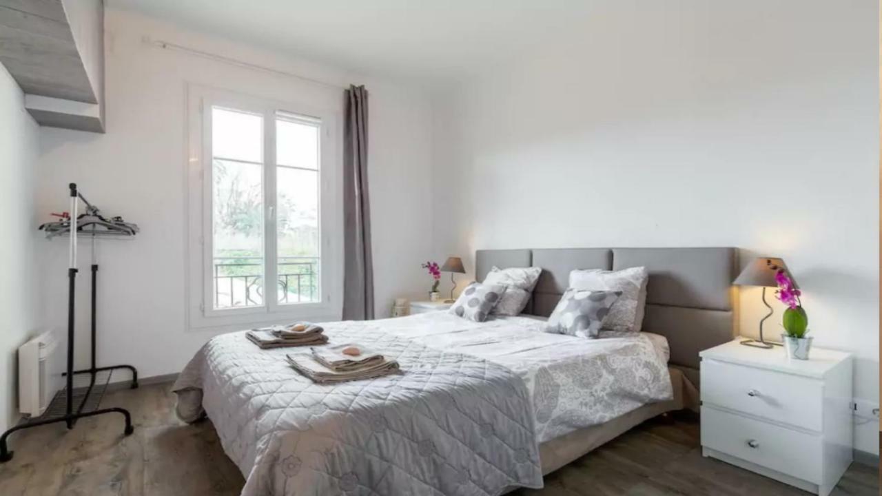 Stylish White And Red Apartments Ζουάν λε Πιν Εξωτερικό φωτογραφία