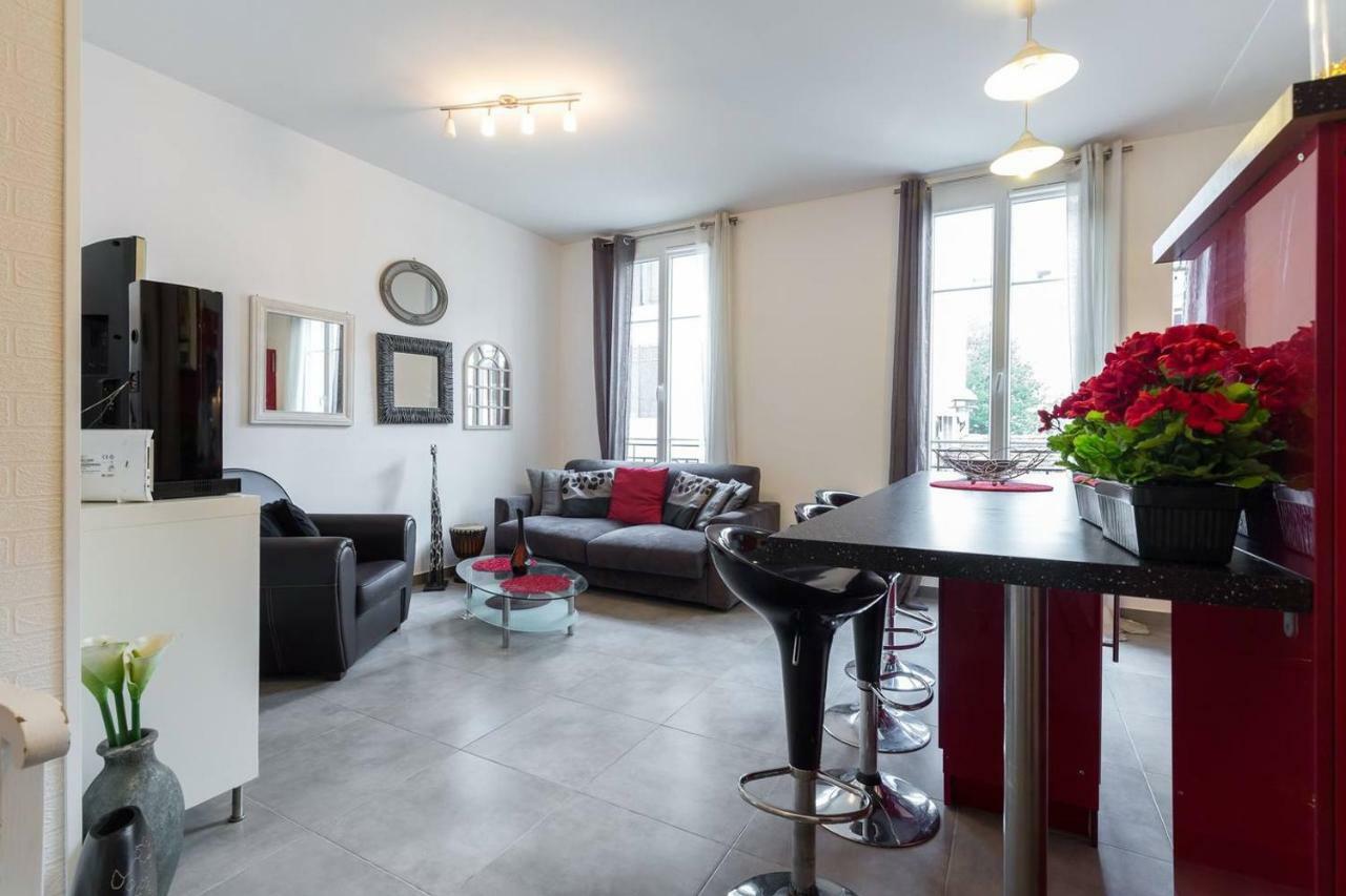 Stylish White And Red Apartments Ζουάν λε Πιν Εξωτερικό φωτογραφία
