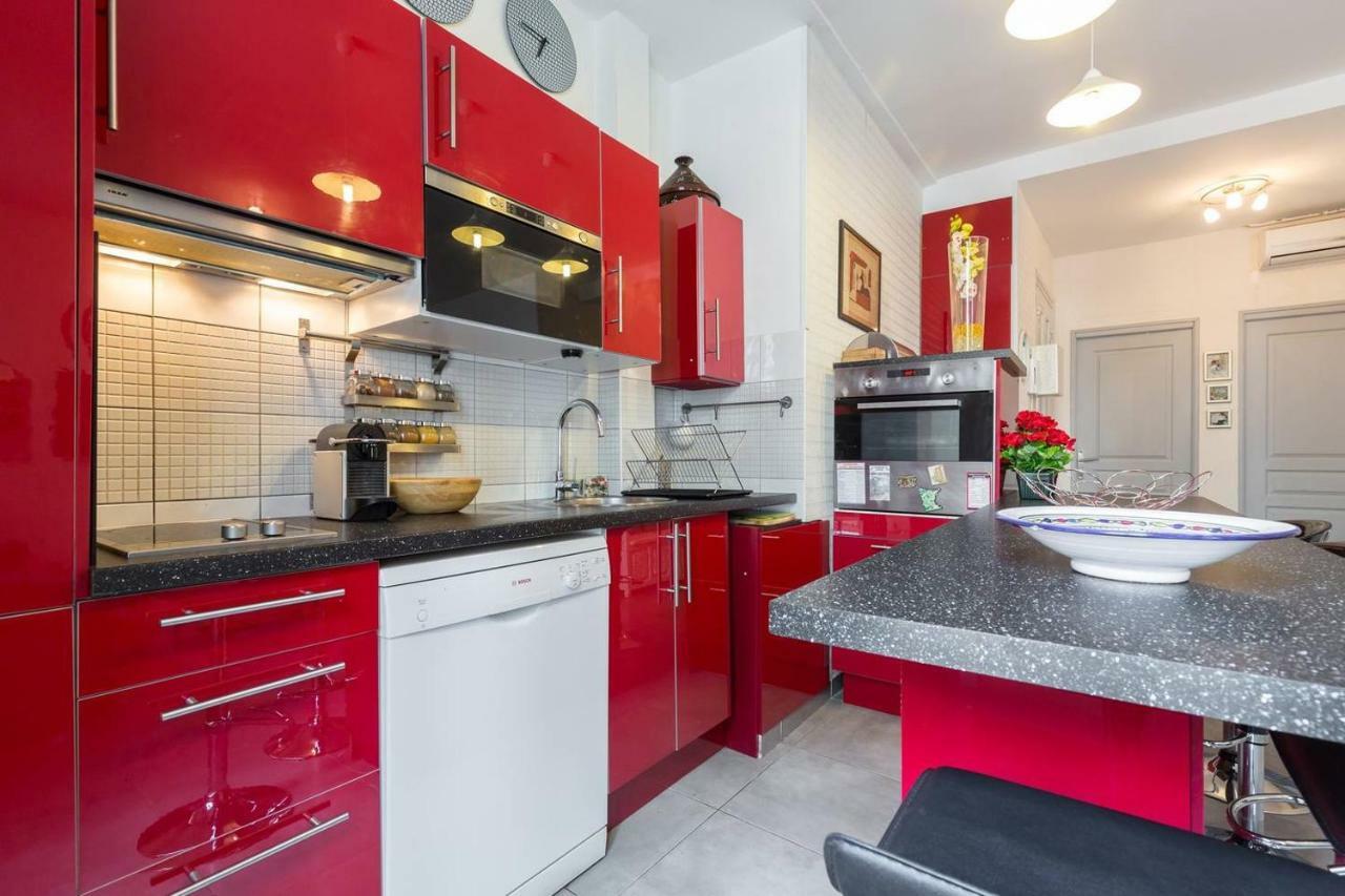 Stylish White And Red Apartments Ζουάν λε Πιν Εξωτερικό φωτογραφία