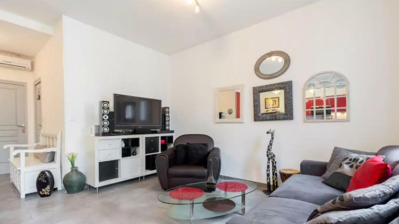 Stylish White And Red Apartments Ζουάν λε Πιν Εξωτερικό φωτογραφία