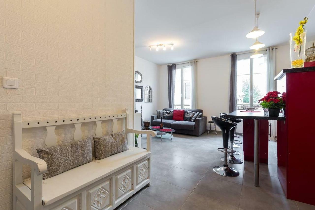 Stylish White And Red Apartments Ζουάν λε Πιν Εξωτερικό φωτογραφία