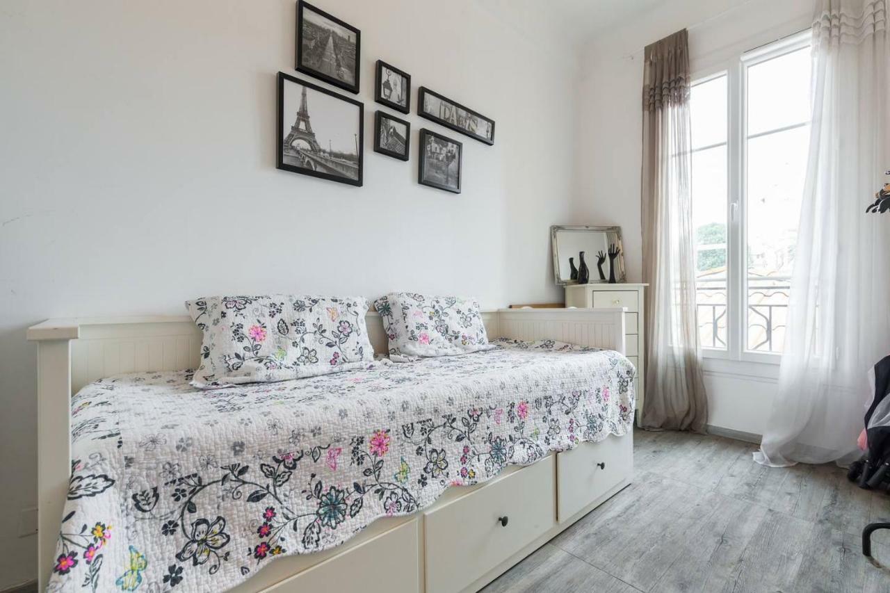 Stylish White And Red Apartments Ζουάν λε Πιν Εξωτερικό φωτογραφία