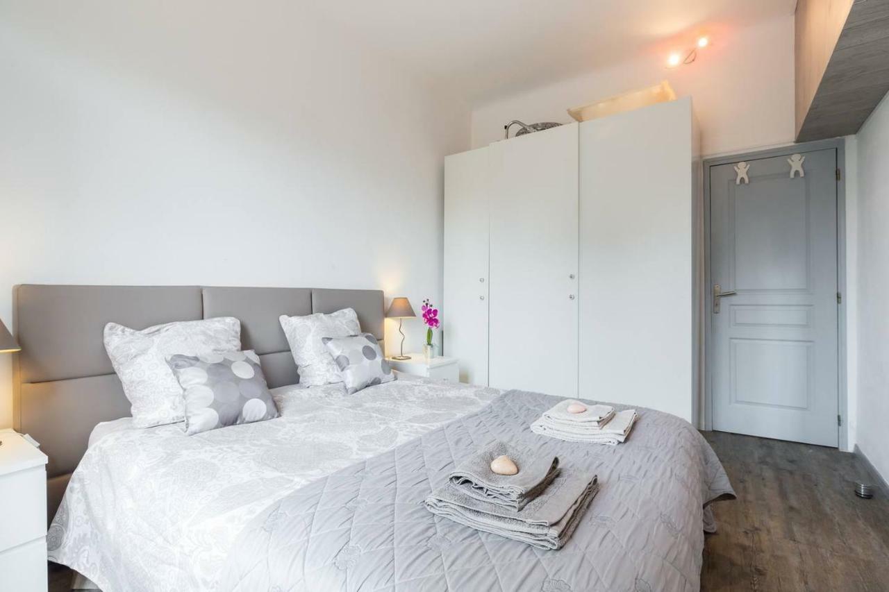 Stylish White And Red Apartments Ζουάν λε Πιν Εξωτερικό φωτογραφία