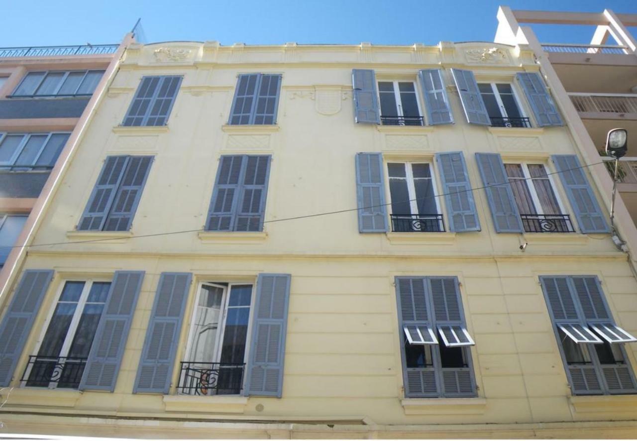 Stylish White And Red Apartments Ζουάν λε Πιν Εξωτερικό φωτογραφία