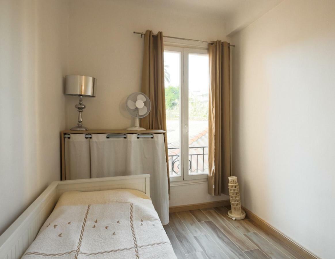 Stylish White And Red Apartments Ζουάν λε Πιν Εξωτερικό φωτογραφία