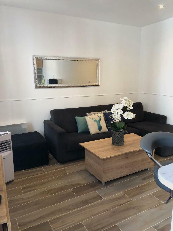 Stylish White And Red Apartments Ζουάν λε Πιν Εξωτερικό φωτογραφία
