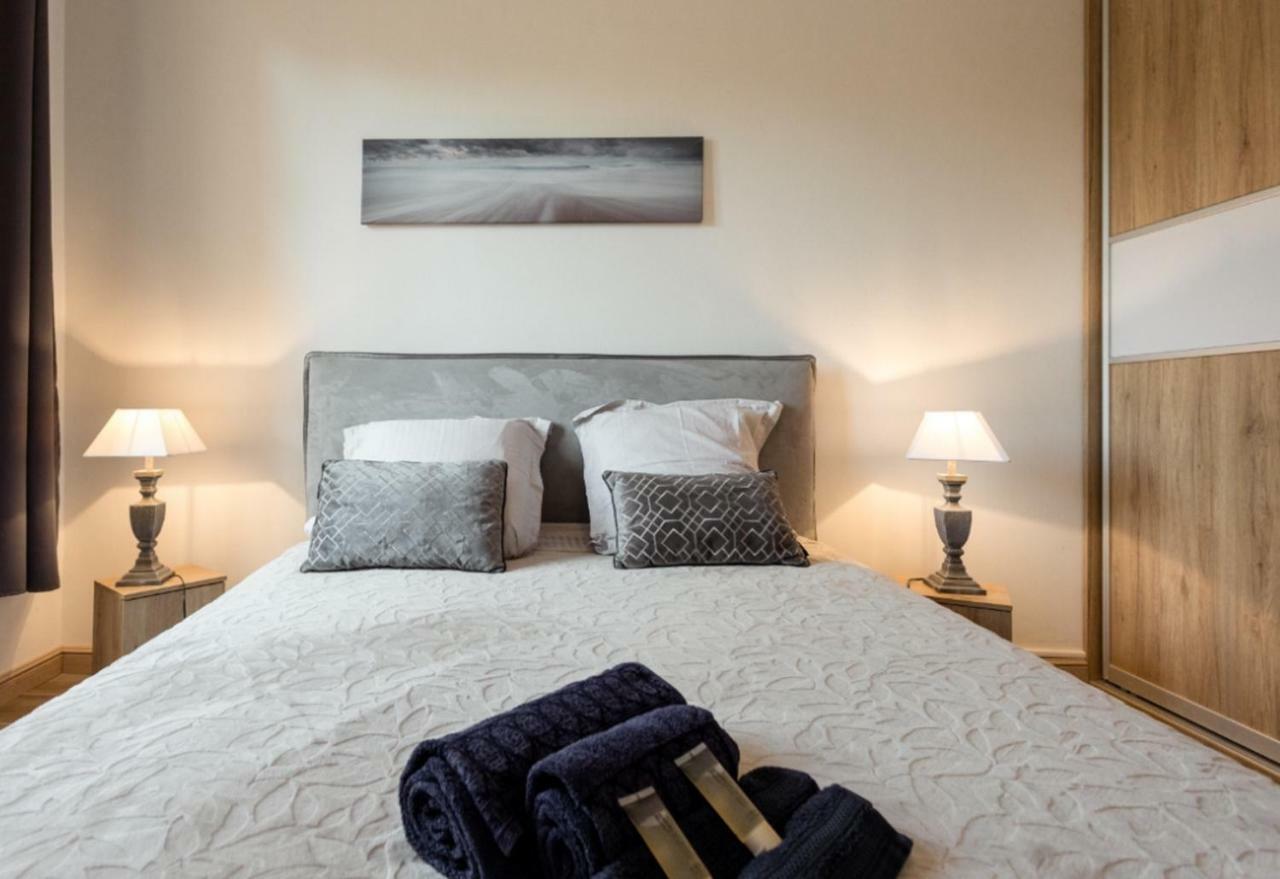 Stylish White And Red Apartments Ζουάν λε Πιν Εξωτερικό φωτογραφία