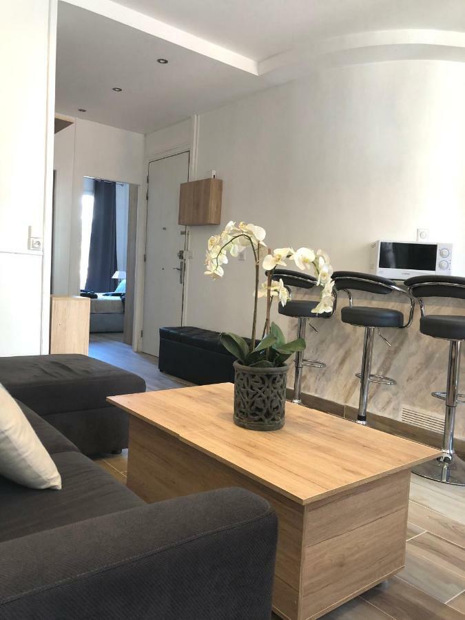 Stylish White And Red Apartments Ζουάν λε Πιν Εξωτερικό φωτογραφία