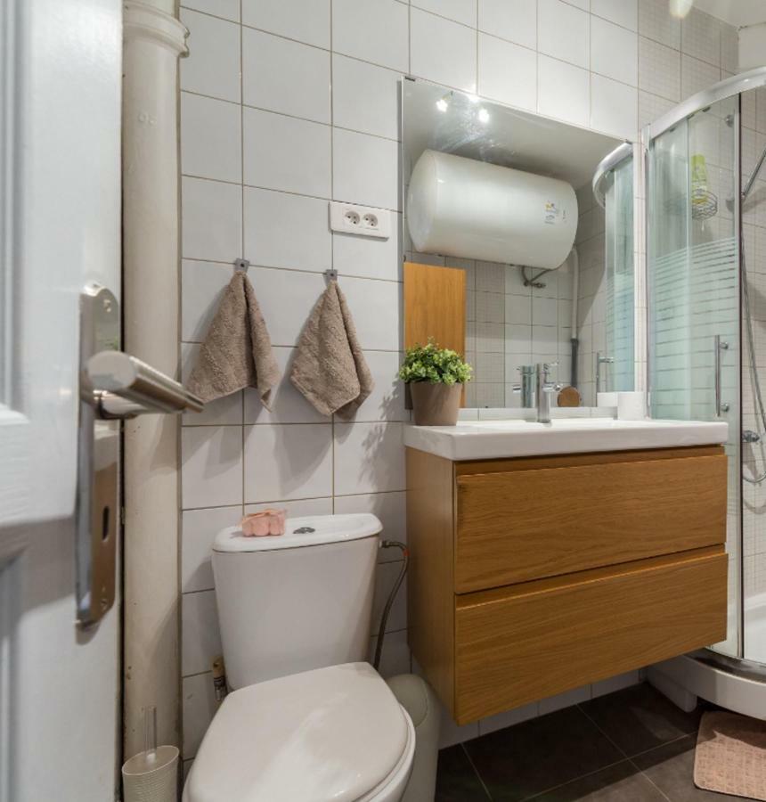 Stylish White And Red Apartments Ζουάν λε Πιν Εξωτερικό φωτογραφία