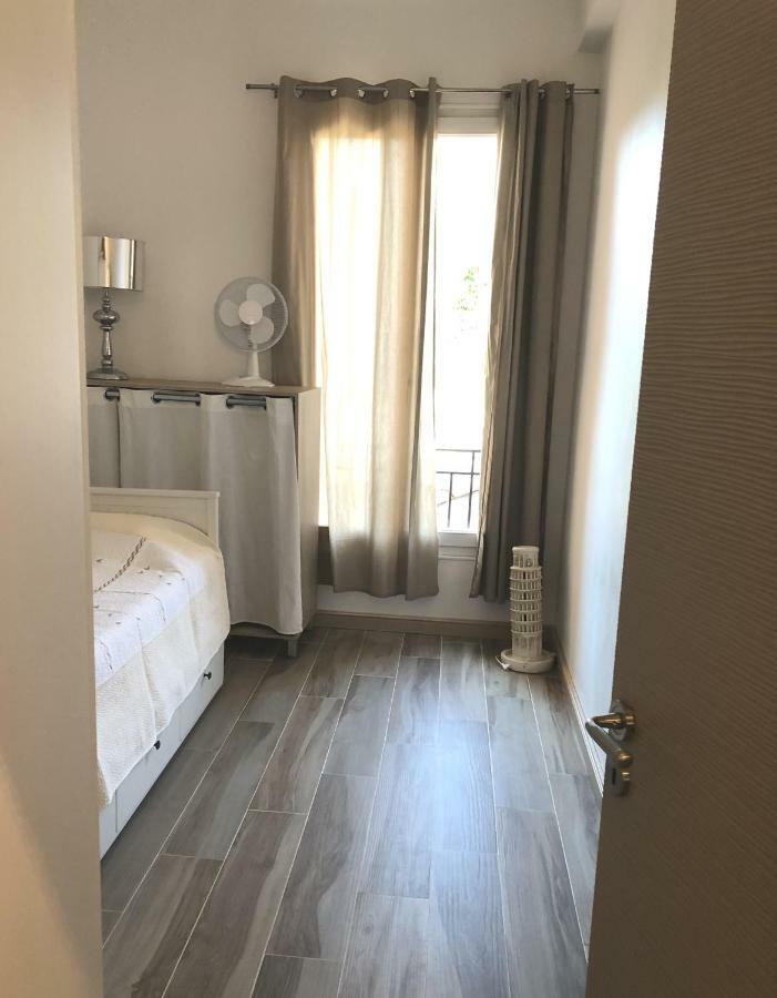 Stylish White And Red Apartments Ζουάν λε Πιν Εξωτερικό φωτογραφία