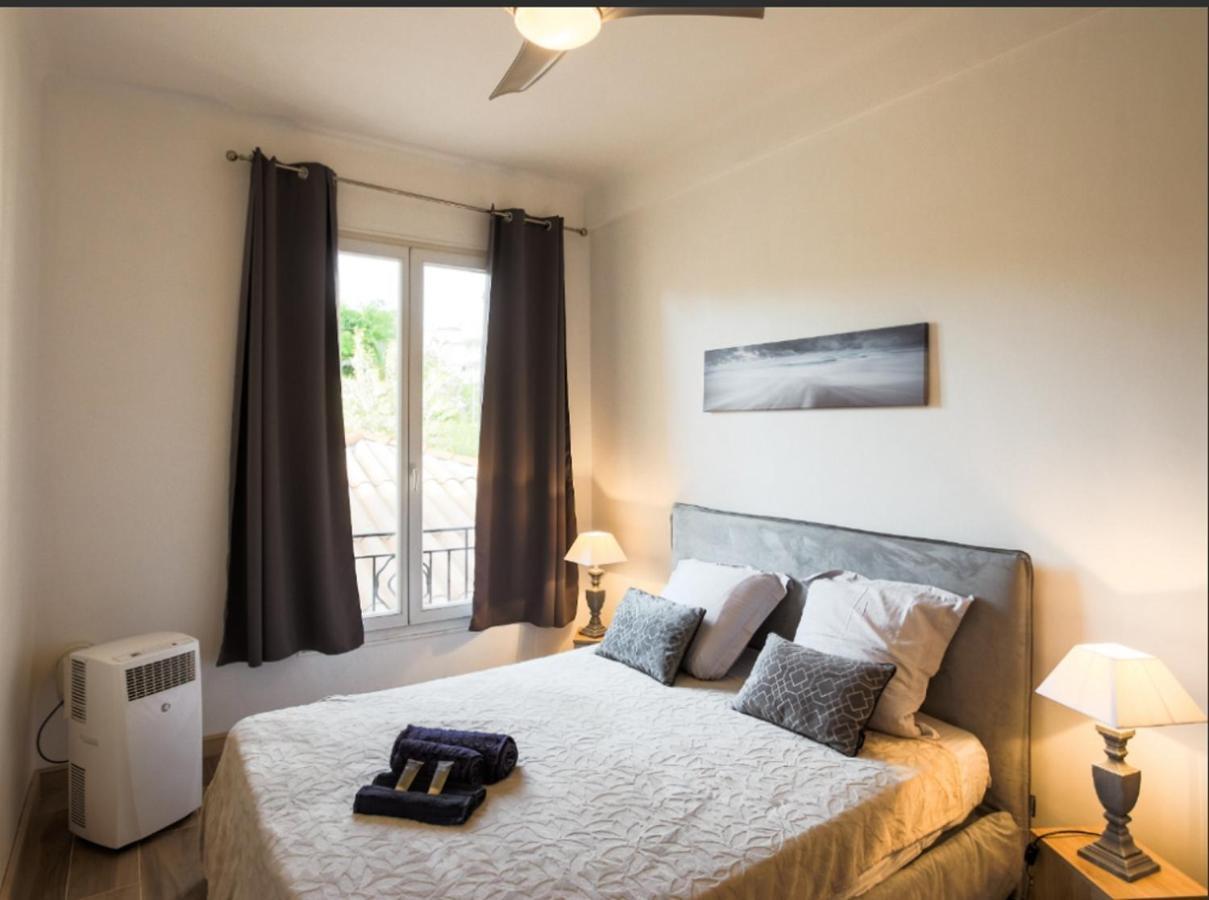 Stylish White And Red Apartments Ζουάν λε Πιν Εξωτερικό φωτογραφία