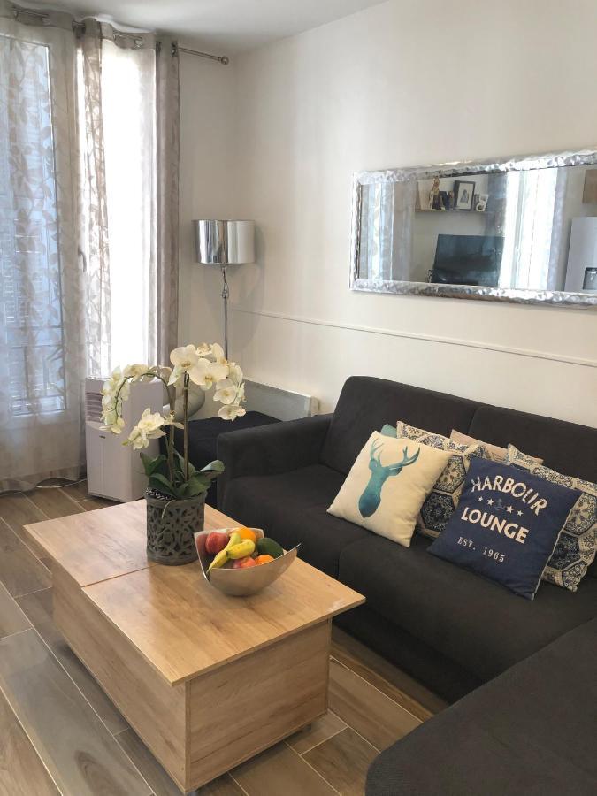 Stylish White And Red Apartments Ζουάν λε Πιν Εξωτερικό φωτογραφία