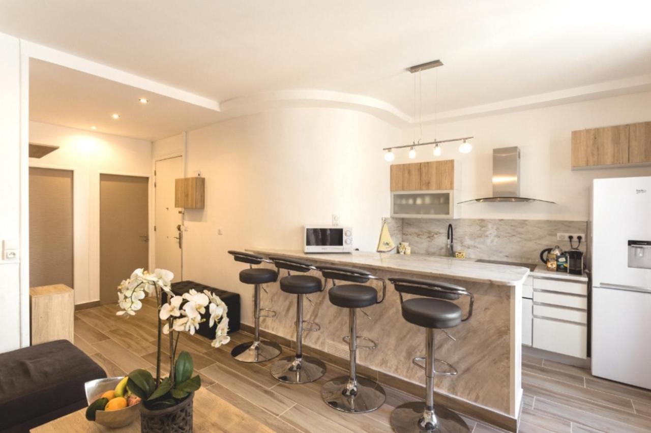 Stylish White And Red Apartments Ζουάν λε Πιν Εξωτερικό φωτογραφία