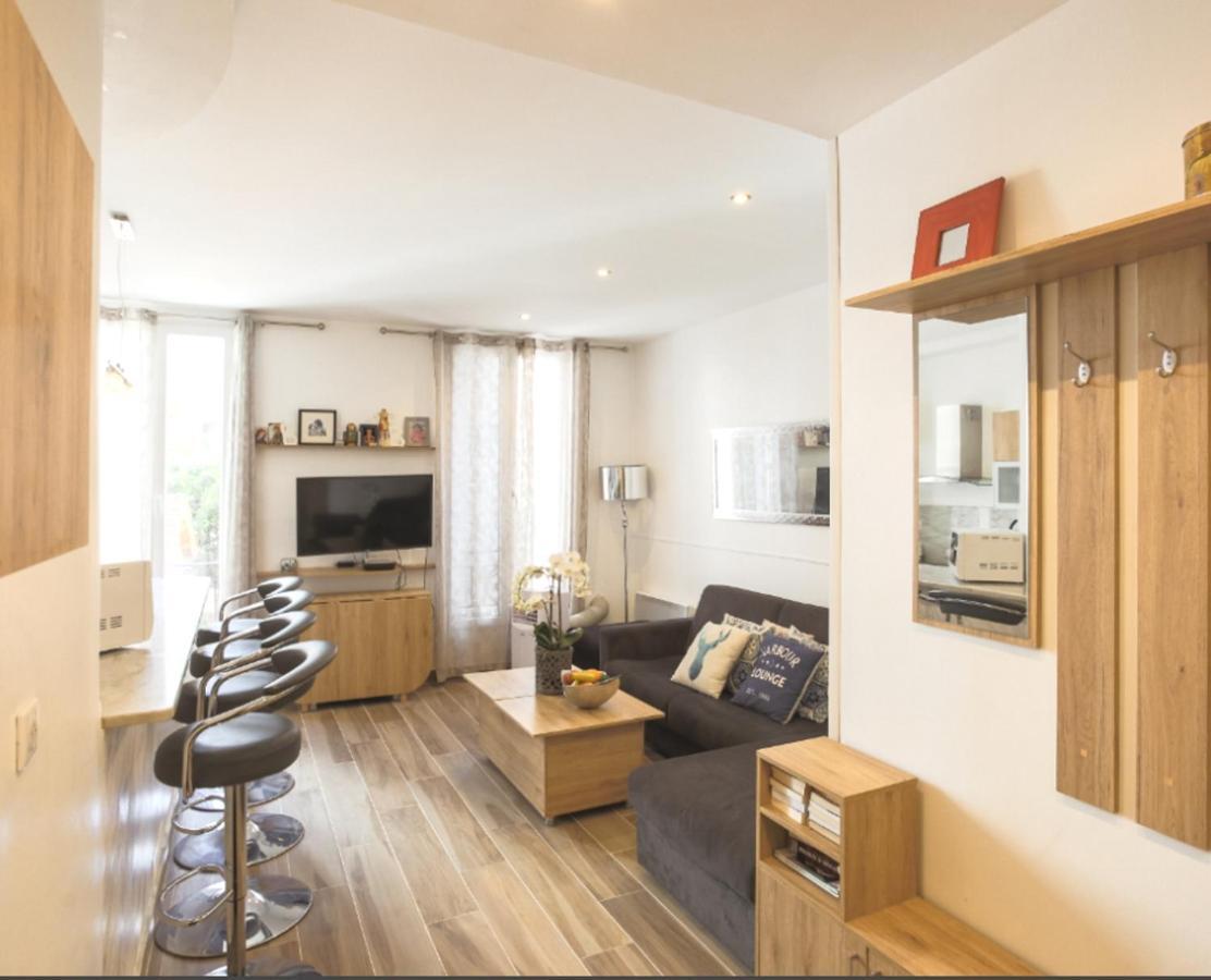 Stylish White And Red Apartments Ζουάν λε Πιν Εξωτερικό φωτογραφία