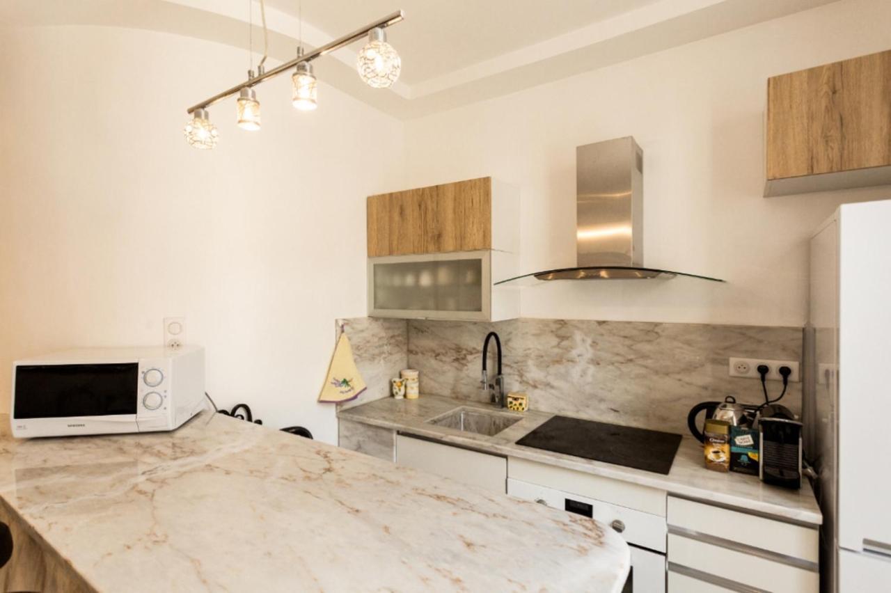 Stylish White And Red Apartments Ζουάν λε Πιν Εξωτερικό φωτογραφία